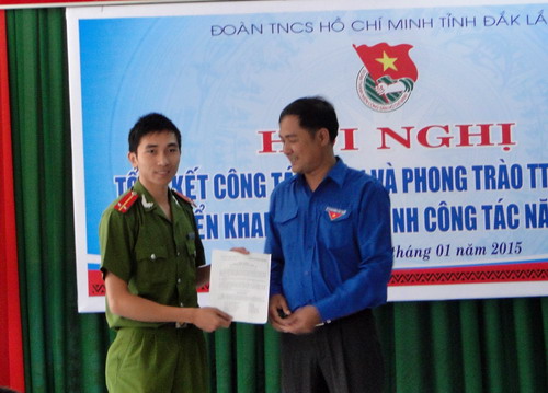 Đồng chí Y Nhuân Byă - Bí thư Tỉnh Đoàn trao Quyết định thành lập